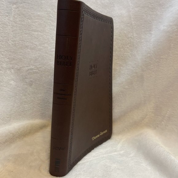 Holy Bible : New International Version, Chocolate Leathersoft‎ Value Thinline - Picture 5 of 12